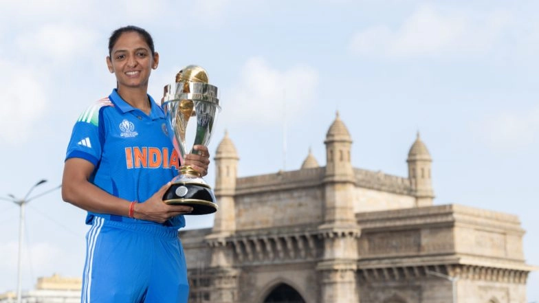 Harmanpreet Kaur Poses With ICC Women's World Cup Trophy For Photoshoot In Front of India Gate (Watch Video)