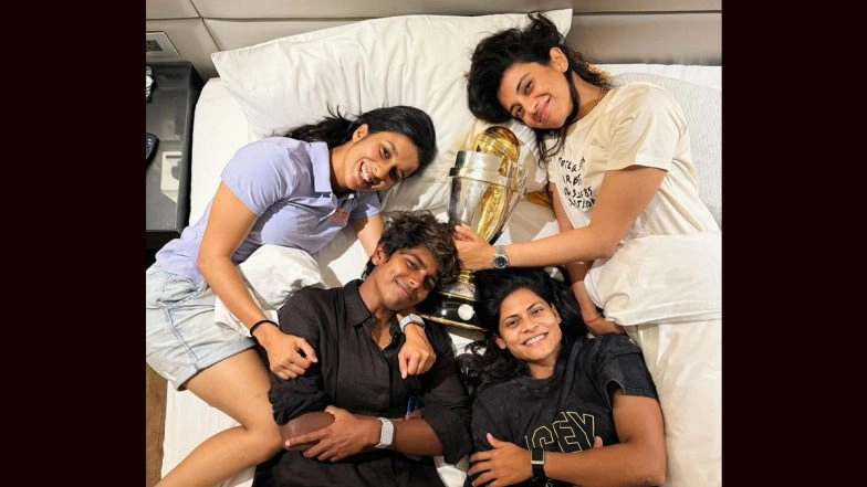 Jemimah Rodrigues, Smriti Mandhana and Other Team India Players Pose With ICC Women's World Cup 2025 Title in Hotel Room, Photos Go Viral
