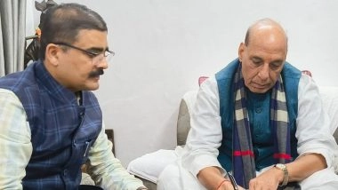 SIR in Uttar Pradesh: Defence Minister Rajnath Singh Fills Out Enumeration Form for Special Intensive Revision in Lucknow, Hands It Over to SDM Sadar Manoj Singh (See Pics)
