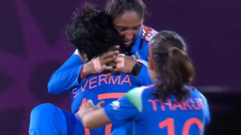 Fans Praise Harmanpreet Kaur's Captaincy After Shafali Vema Picks Up 2 Wickets in 7 Balls During IND-W vs SA-W ICC Women's World Cup 2025 Final