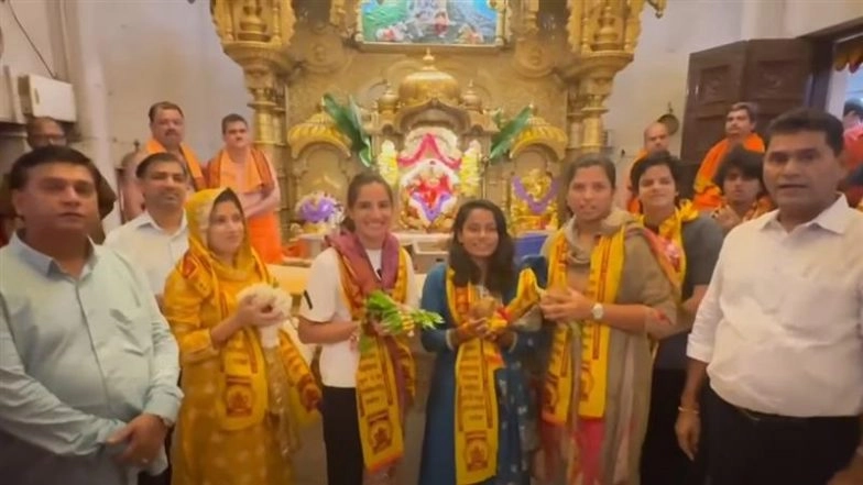 India Women's National Cricket Team Players Visit Siddhivinayak Temple to Seek Blessings Ahead of IND-W vs SA-W ICC Women's World Cup 2025 Final (Watch Video)
