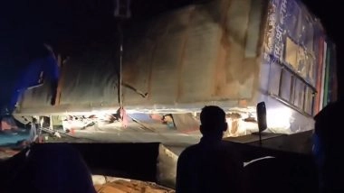 Uttar Pradesh Road Accident: 35 Passengers Injured After Bus Travelling From Delhi to Gonda Overturns on Lucknow-Agra Expressway (Watch Video)