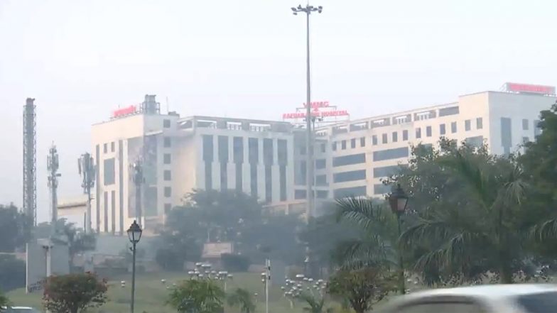 Delhi Air Pollution: Air Quality Slips Into &lsquo;Severe&rsquo; Category; Several Areas Record AQI Above 400 (Watch Videos)
