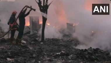 New Delhi Fire: One Dead as Blaze Erupts in Slum Near Rithala Metro Station (Watch Videos)