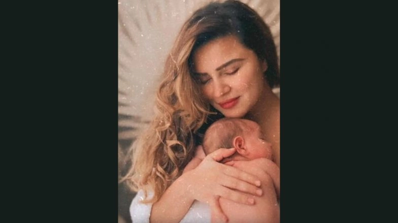 ‘Naagin’ Fame Aashka Goradia and Husband Brent Goble Announce Second Pregnancy on 8th Wedding Anniversary; Couple Reveals Baby Due With Adorable Beach Video (View Post)