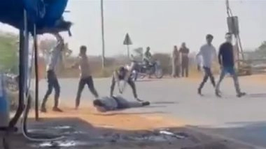 Gwalior Shocker: Shopkeeper Assaulted With Sticks by Group for Refusing To Give Cigarettes on Credit in Madhya Pradesh (Disturbing Video)