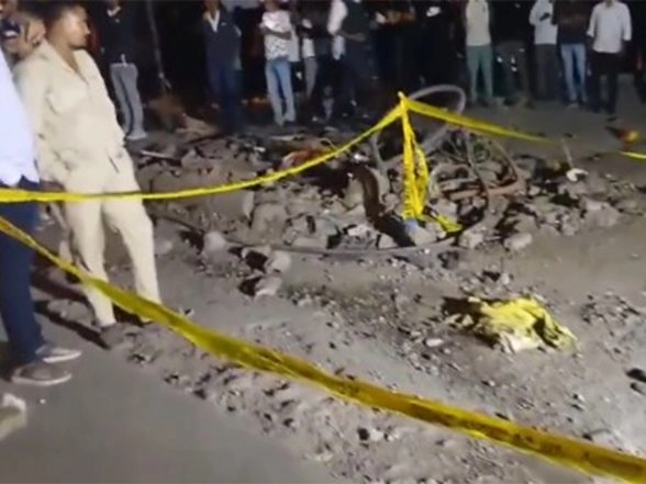 India News | Maharashtra:  2 Pedestrians Killed, 4 Injured as Bus Crashes Onto Footpath in Pimpri-Chinchwad; Driver Held for Drunk Driving