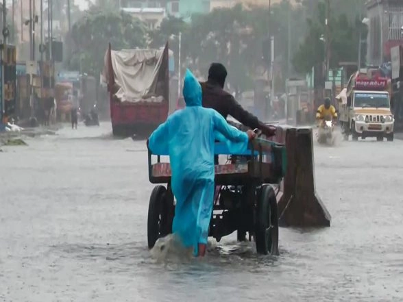 India News | Tamil Nadu: Red Alert in Chennai, Other Districts, Heavy Spells Triggered by Cyclone Ditwah Predicted