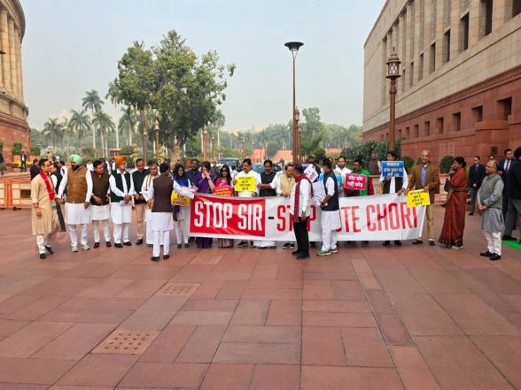 India News | Parliament Winter Session: Opposition MPs Stage Protest over SIR