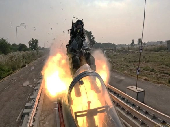 India News | DRDO Successfully Tests Fighter Escape System at 800 Km/h on Rocket Sled Track in Chandigarh