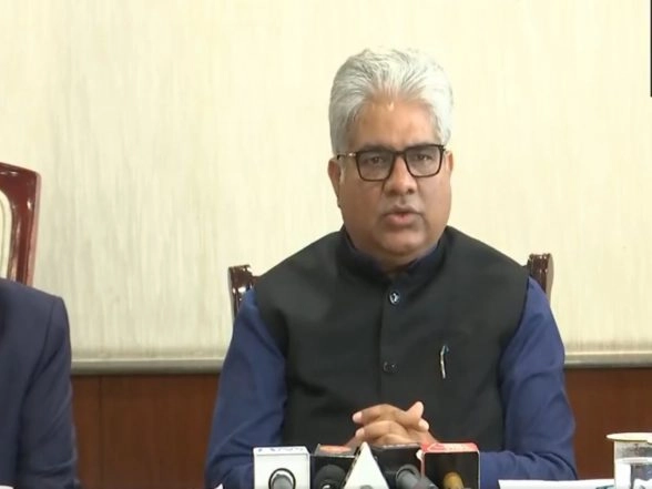 India News | Delhi Govt Asked to Prepare Plan for Next Year on Air Pollution: Bhupender Yadav Says Biggest Reason for Dust is Potholes