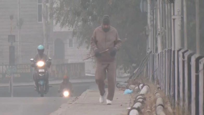 India News | Cold Wave Continues to Grip Kashmir Valley, Temperature Drops to -2 Degree Celsius
