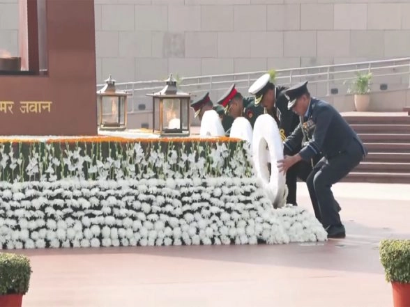 India News | CDS General Anil Chauhan, Navy Chief Admiral Dinesh K Tripathi Lead Wreath-laying Ceremony in Delhi on Navy Day