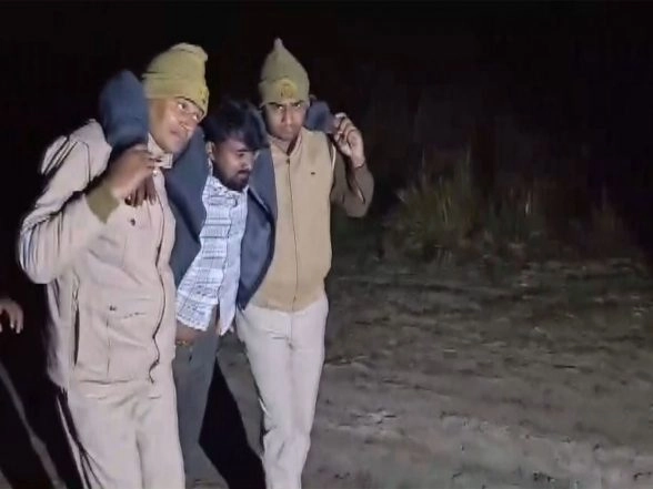 India News | UP Police Shoot, Injure Cow Smuggler After He Opened Fire at Checkpoint in Ballia