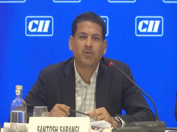 Business News | MNRE Plans New Scheme for Floating Solar Power Projects with Battery Storage, Seeks Up to Rs 8,000 Crore VGF from Finance Ministry