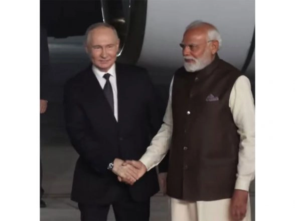 World News | PM Modi Receives Russian President Vladimir Putin as He Arrives in Delhi for State Visit