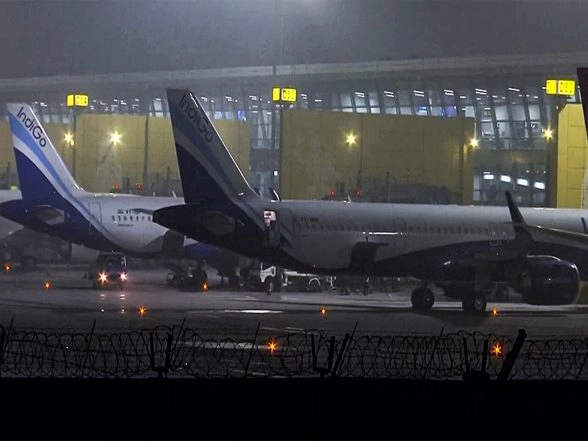 India News | Civil Aviation Minister Holds Key Meeting with IndiGo Officials Amid Nationwide Disruptions