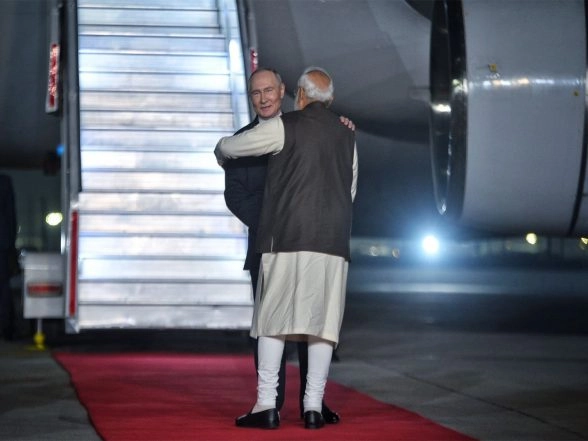 World News | India-Russia Ties on Display: Russian Foreign Ministry Shares Visuals of PM Modi Personally Welcoming Putin