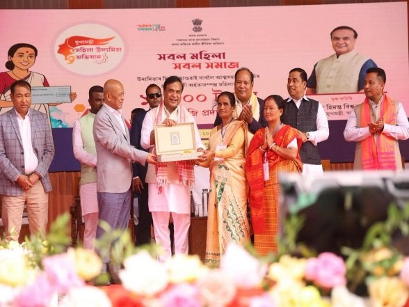 India News | Assam CM Distributes Rs 10,000 Seed Capital to Women Beneficiaries Under MMUA at Tamulpur