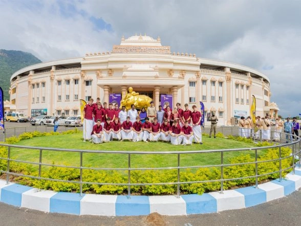 Sports News | International Teams at FIH Hockey Men's Junior WC 2025 Witness Tamil Nadu's Iconic Jallikattu Tradition