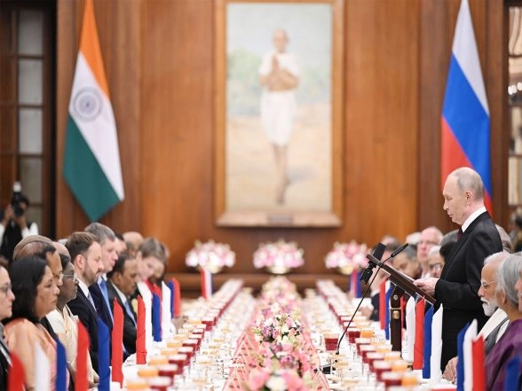 World News | From Dal Tadka, Jhol Momo to Laccha Paratha: Indian Savoury Delights at Grand Rashtrapati Bhavan Banquet for Putin
