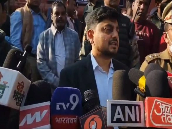 India News | Jharkhand: Officials from BCCL, IIT-ISM Inspect Gas Leak-affected Area in Kenduadih Which Claimed Two Lives, Residents Relocated