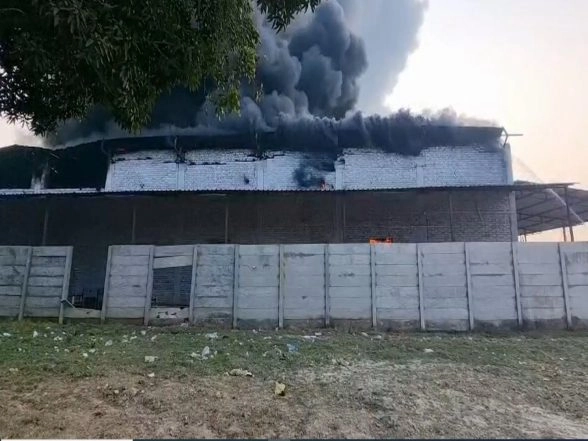 India News | Uttar Pradesh: Fire Breaks out at Factory in Hardoi; Firefighting Efforts Underway