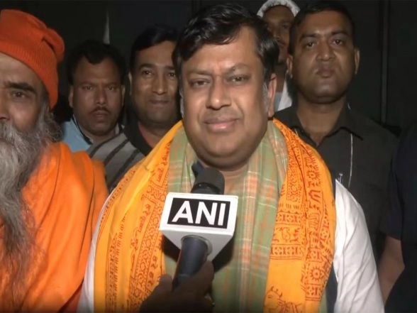 India News | Kolkata: Sukanta Majumdar Serves Food to Devotees Ahead of Mass Gita Recitation