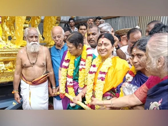 India News | MK Stalin's Wife Visits Kanchipuram; Honours Artisans Behind Golden Chariot for Ekambaranathar Temple