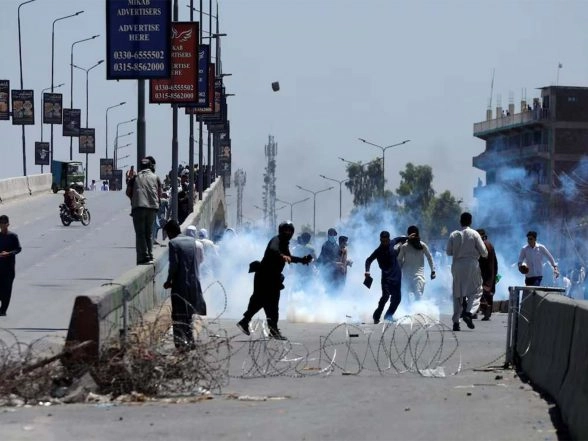 World News | Karachi Police Arrest 45 After Stone-pelting Clashes During Sindh Culture Day Rally