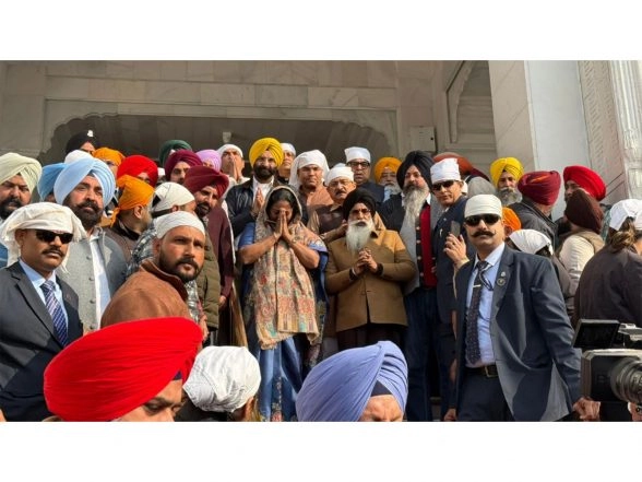 India News | Delhi CM Rekha Gupta, 6 BJP Ministers Visit Golden Temple to Offer Prayers on 350th Commemorations