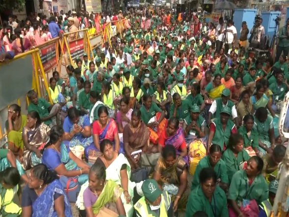 India News | Over 500 Sanitary Workers Protest in Saidapet, Demand COVID Incentives and Pay Hike in Chennai