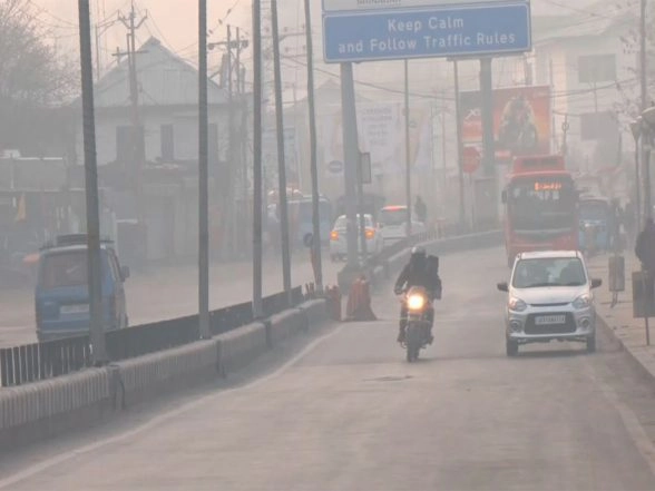 India News | J-K: Cold Wave Grips Srinagar as Temperature Falls to Zero