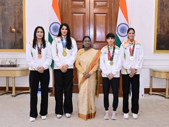 Sports News | President Murmu Honours Indian Women Boxers After Medal Haul in Liverpool