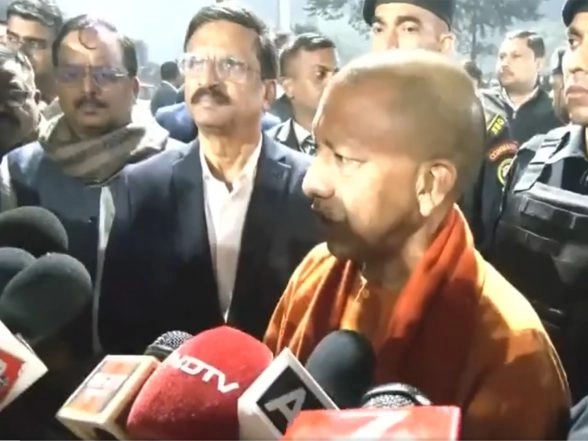 India News | UP CM Yogi Adityanath Inspects Two Rain Baseras in Gorakhpur, Distributes Blankets as Winter Intensifies