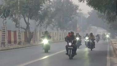 India News | Delhi-NCR Air Quality Improves Slightly, Remains in 'poor' Category; Layer of Smog Covers City