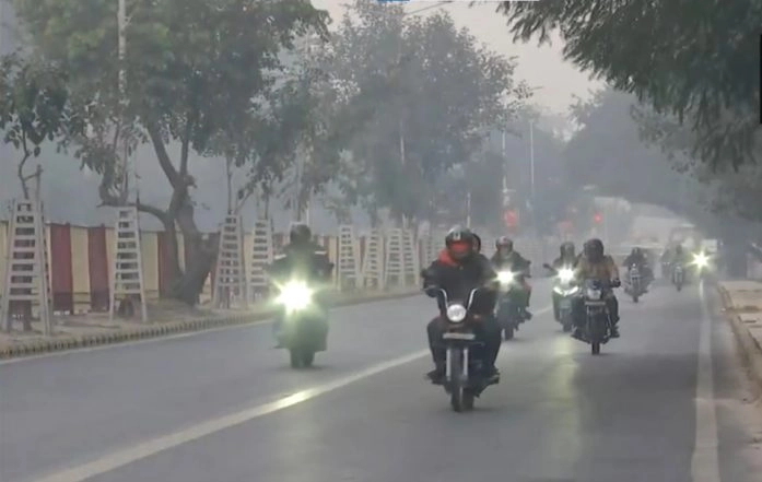 India News | Delhi-NCR Air Quality Improves Slightly, Remains in 'poor' Category; Layer of Smog Covers City