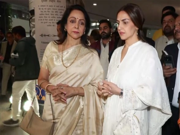 Entertainment News | In Pics: Hema Malini, Esha Deol at Dharmendra's Prayer Meet in Delhi