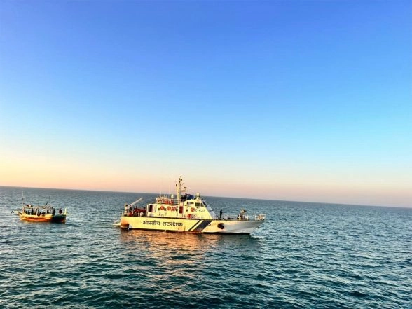 World News | 11 Pakistani Fishermen Held After Entering Indian Waters in Gujarat