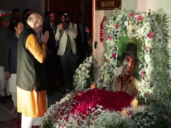 Entertainment News | Amit Shah Pays Floral Tribute to Dharmendra at His Prayer Meet in Delhi
