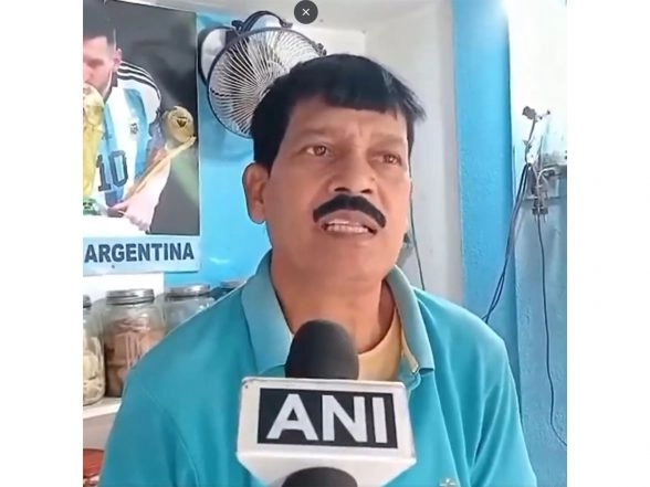 Sports News | Ichapur Tea Seller Paints House in Argentina Colours, Set to Meet Messi in Kolkata