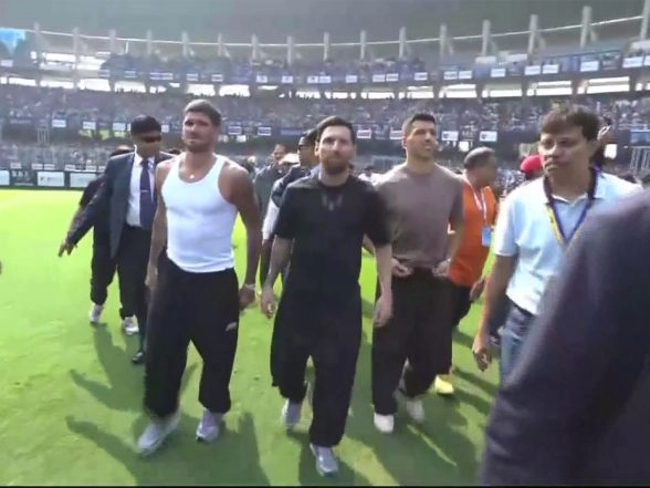 Sports News | Messi, Suarez, De Paul at Salt Lake Stadium, Greeted by Thousands of Fans