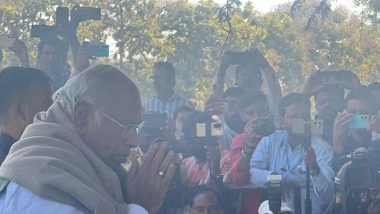 India News | Congress President Mallikarjun Kharge Attends Last Rites of Former Union Home Minister Shivraj Patil in Latur