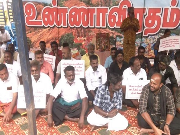 India News | Thiruparankundram Villagers Stage Hunger Strike Seeking Deepam Lighting Atop the Hilltop Lamp Pillar