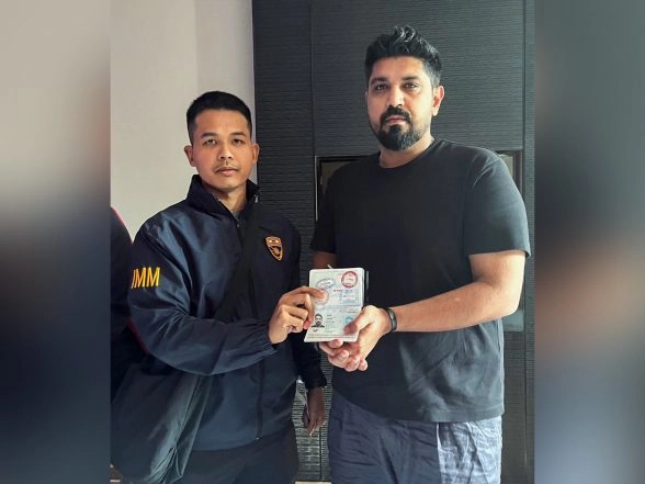 World News | Thai Immigration Begins Deportation Proceedings for Luthras, Detained in Bangkok