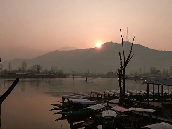 India News |  J-K: Cold Wave Grips Kashmir Valley as Tourists Rejoice, Await Snowfall