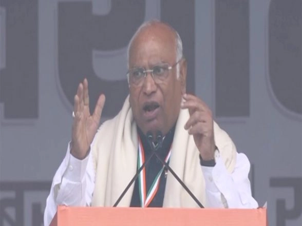 India News | "Ideology of Manusmriti Will Destroy Nation; Path PM, BJP Going On, They Are Trying to Finish Constitution: Mallikarjun Kharge