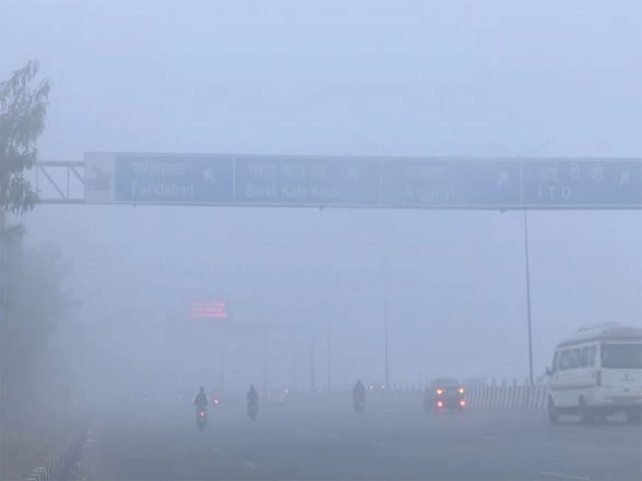 India News | Delhi's Air Quality Remains 'severe' at 452 as Thick Smog Blankets the Capital