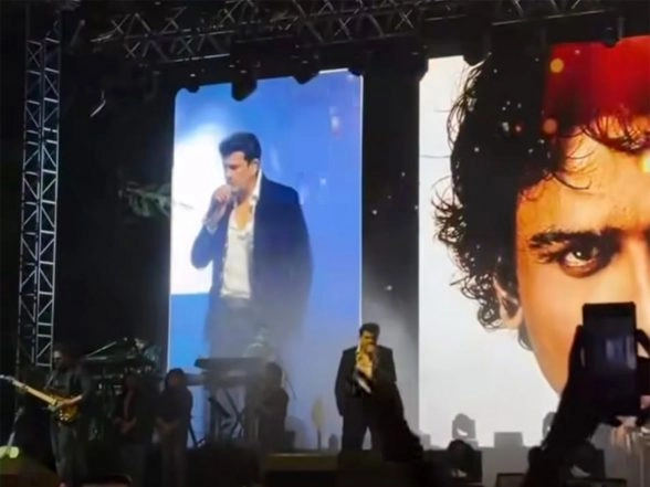 Entertainment News | Sonu Nigam's 'Deewana Tera' Tour Opens in Guwahati with Tribute to Zubeen Garg