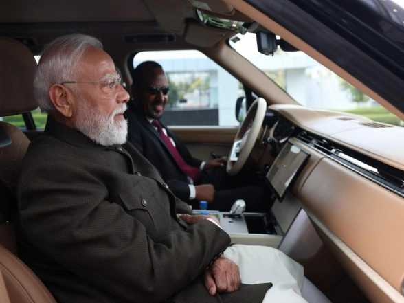 World News | In a Special Gesture, Ethiopian PM Welcomes PM Modi at Airport; Takes Him to Science Museum and Friendship Park